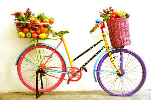 Bicicletta colorata con cesti di verdure