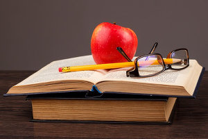 Libri di studio con occhiali e mela